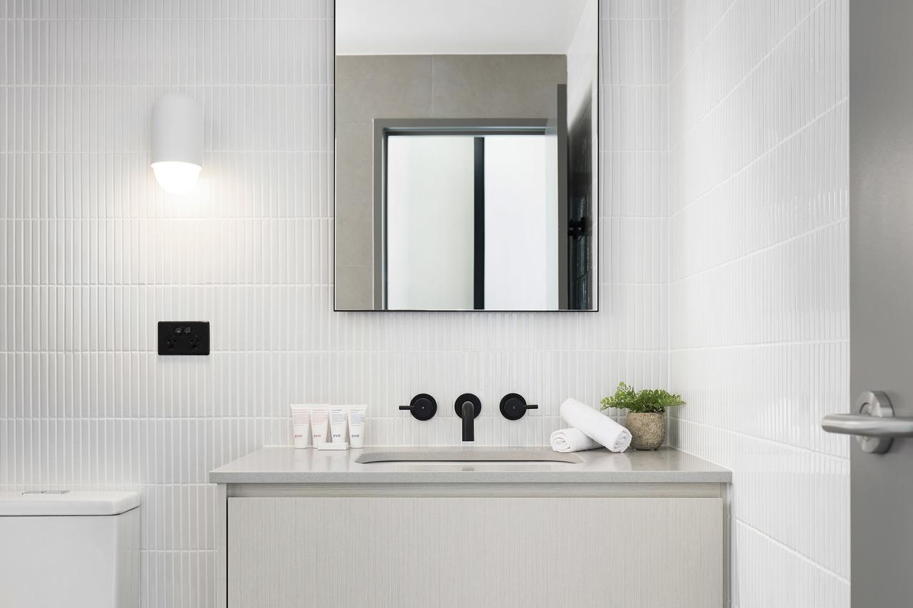 Art Series - The Chen Box Hill Dış mekan fotoğraf Bathroom with white subway tiles