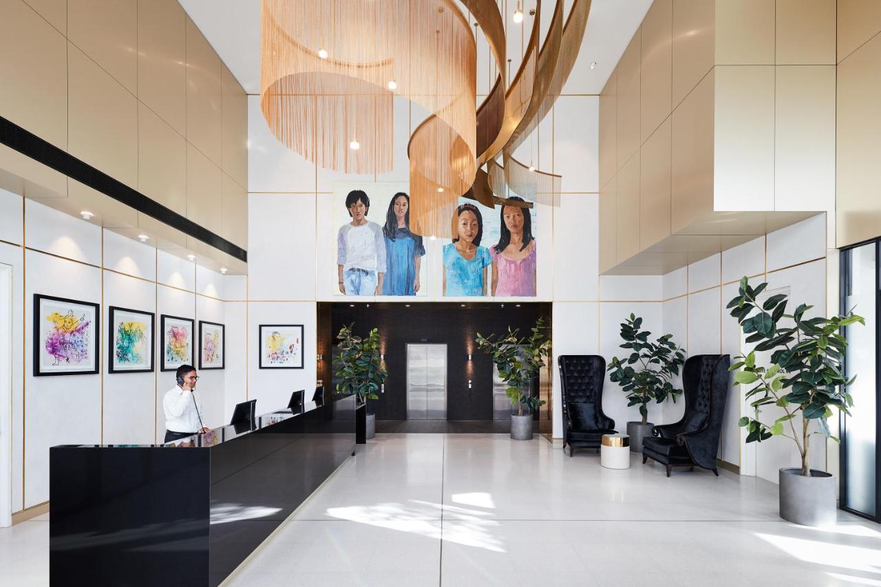 Art Series - The Chen Box Hill Dış mekan fotoğraf The lobby of the hospital